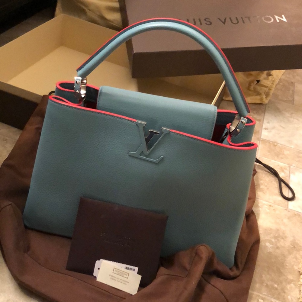 NEW Louis Vuitton MM Capucines Cielo